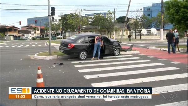 Na imagem é possível ver o Renault Symbol preto após bater no semáforo, em Goiabeiras