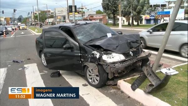 Na imagem é possível ver o Renault Symbol preto após bater no semáforo, em Goiabeiras
