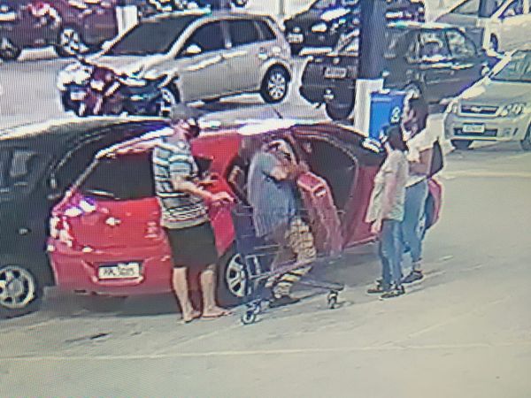Imagem mostra o momento em que as quatro pessoas colocam os objetos furtados dentro do carro, dentro de loja da Havan, nesta sexta-feira (13)