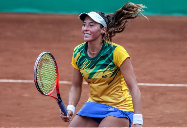 Luisa Stefani conquista o título de simples no tênis