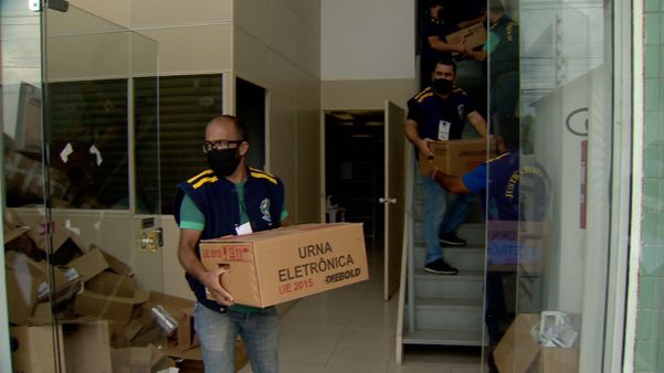 Registro da TV Gazeta, nesta manhã de sábado (14), mostra o transporte das urnas eletrônicas em cartório de Vitória, no ES