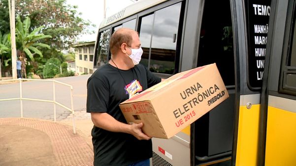 Na foto, profissional da Justiça Eleitoral realizam o transporte das urnas eletrônicas em Colatina, na manhã deste sábado (14).