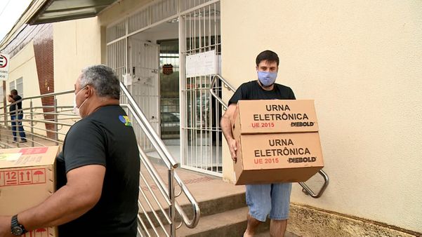 Na foto, profissionais da Justiça Eleitoral realizam o transporte das urnas eletrônicas em Colatina, na manhã deste sábado (14).