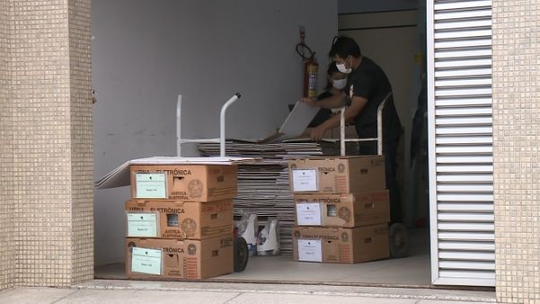 Transporte de urnas eletrônicas em Linhares, no ES por Reprodução/TV Gazeta