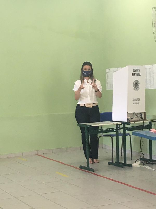  A candidata à Prefeitura da Serra, Luciana Malini (PP), votou por volta das 10h50, em Serra Sede