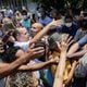 Imagem - Após votar, Bolsonaro vai a bairro do RJ e interage com moradores sem máscara