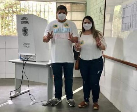 Alexandre Xambinho (PL) votou por volta das 10 horas na EEEF Professora Juraci Machado, em Barcelona