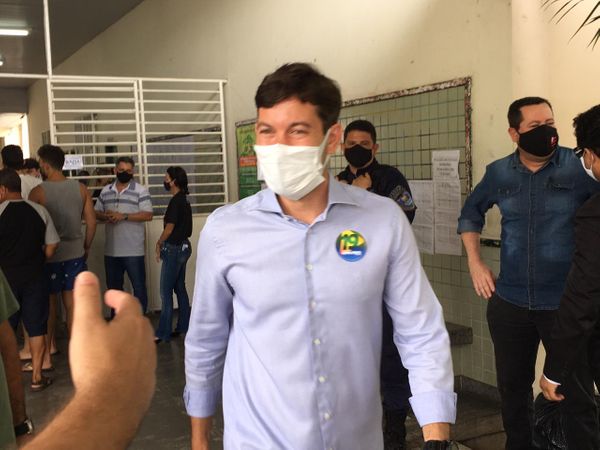 Arnaldinho Borgo (Podemos) votou em uma escola da Praia das Gaivotas, em Vila Velha por Rafael Carelli