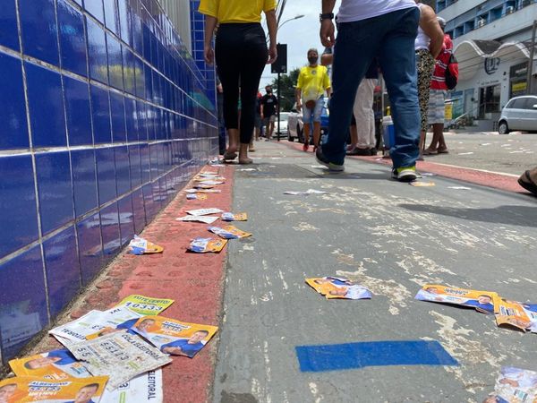 Calçada cheia de santinhos em frente ao Colégio São José, em Vila Velha