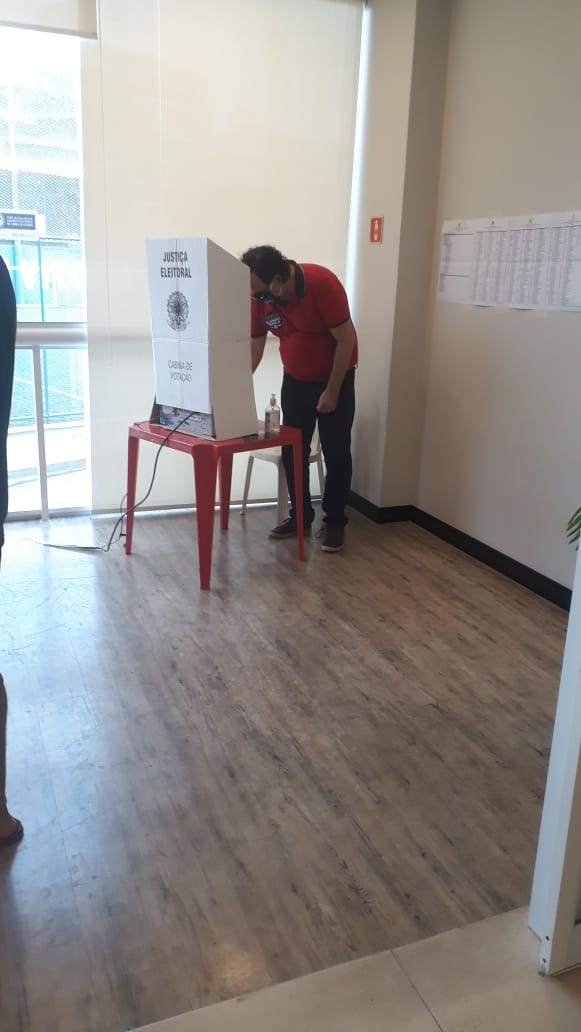 Candidato a prefeito de Vitória, Raphael Furtado (PSTU) votou por volta das 10h30, em Jardim da Penha por Caique Verli