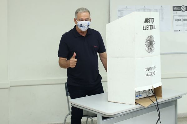 Candidato a reeleição em Linhares, Guerino Zanon (MDB), na Faculdade de Ensino Superior de Linhares (FACELI), onde votou.