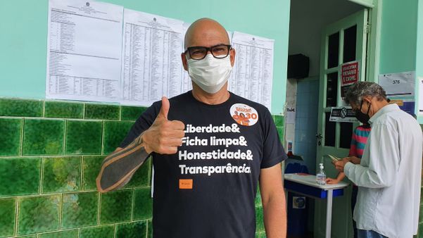 Candidato Dalton Morais (Novo) votou no Colégio Marista, no Centro de Vila Velha por Daniel Reis