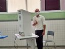 Disputando a Prefeitura de Cariacica, o candidato Dr. Motta (DC) votou na escola Jesus Cristo Rei, no bairro São Francisco(Israel Zuqui)