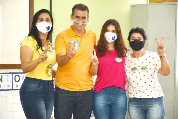 Fabio Duarte votando com sua família
