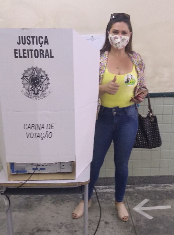 Fernanda Martins (PV) posa para foto após votar em escola da Praia de Gaivotas, em Vila Velha por Divulgação