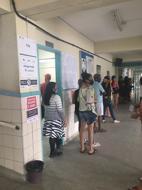 Filas e movimento intenso na Escola Municipal de Ensino Fundamental Sônia Regina Rodrigues Franco, bairro Serra Dourada I, na Serra por Maiara Dal Bosco