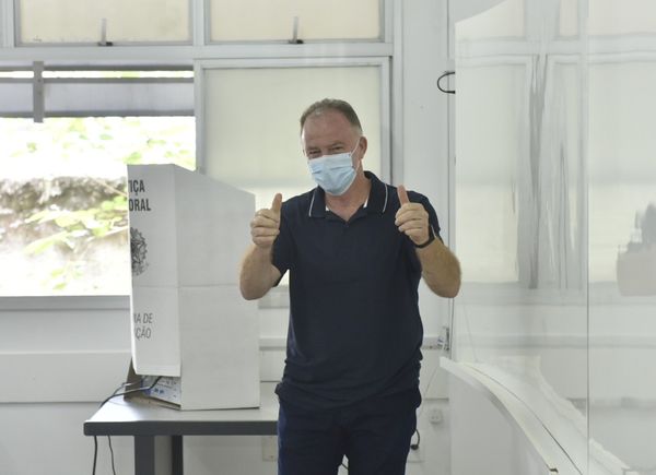 Governador do Espírito Santo, Renato Casagrande (PSB) votou em Bento Ferreira, em Vitória
