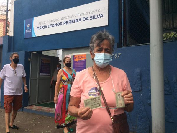 Josefina Zouain, aos 81 anos, votou em escola de Vitória na manhã deste domingo (15)