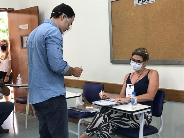 Lorenzo Pazolini (Republicanos) votou na Faculdade de Direito de Vitória por Nádia Prado