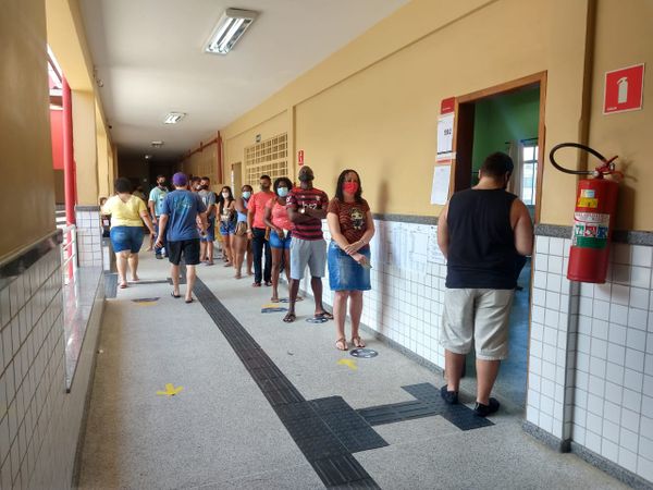 Eleitores respeitando distanciamento na fila por Bruna Hemerly