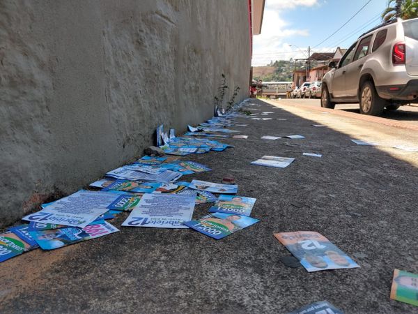 Folhetos na rua próximo a seção eleitoral por Bruna Hemerly