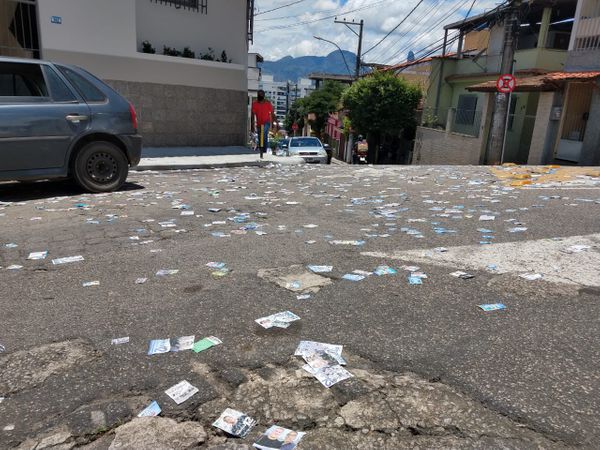 Folhetos na rua próximo a seção eleitoral por Bruna Hemerly