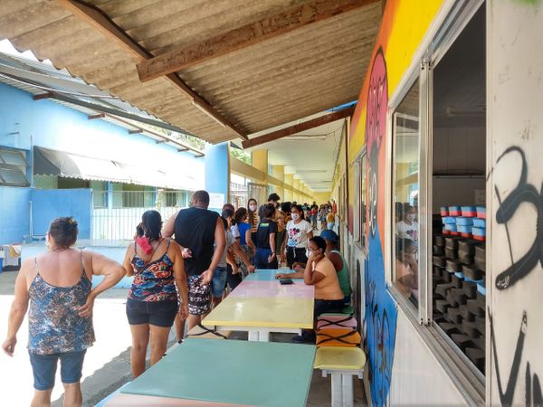 Eleitores reclamam da demora na fila por Bruna Hemerly