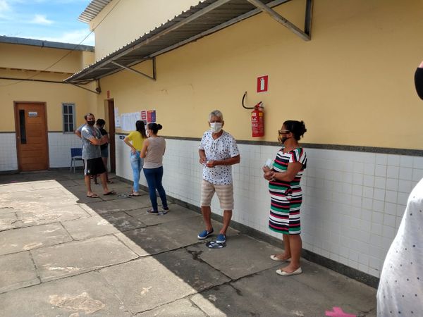Eleitores respeitando distanciamento na fila por Bruna Hemerly