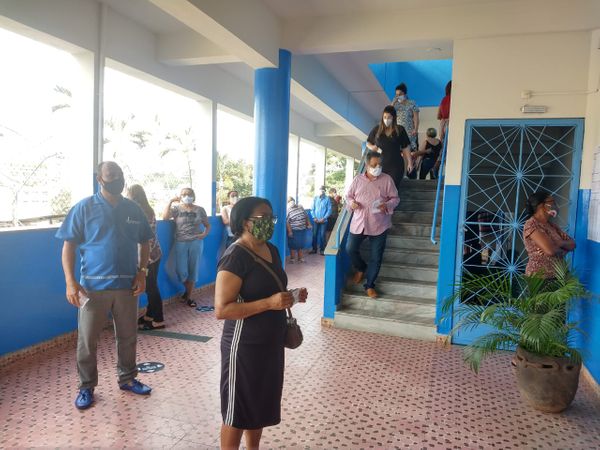 Eleitores respeitando distanciamento na fila por Bruna Hemerly