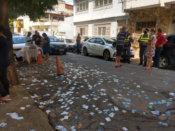 Folhetos de candidatos em frente a seção eleitoral por Bruna Hemerly