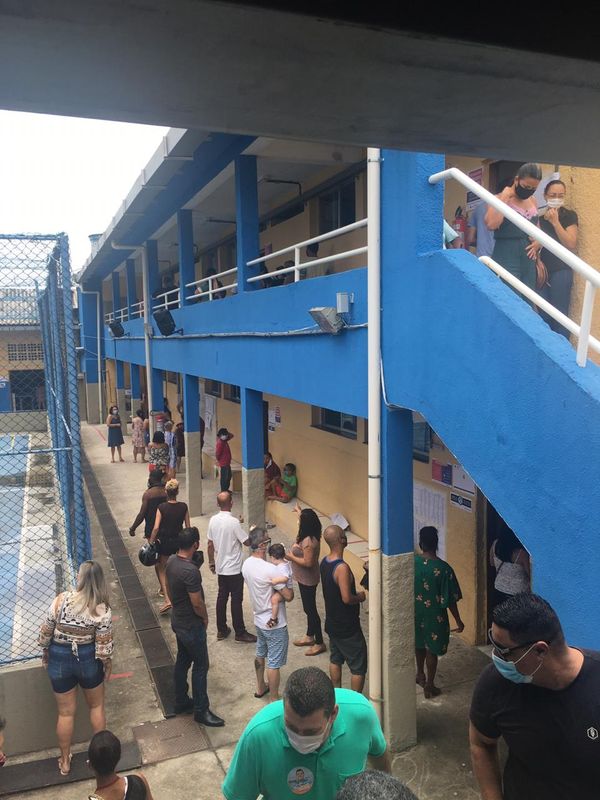 Movimento e filas na Escola Estadual de Ensino Fundamental e Médio Serra Sede, na Serra por Maiara Dal Bosco