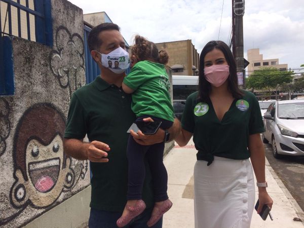 Na disputa pela Prefeitura de Vitória, Fabrício Gandini (Cidadania) votou em escola de Jardim Camburi por Lorraine Paixão
