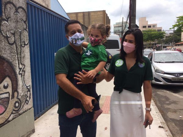 Na disputa pela Prefeitura de Vitória, Fabrício Gandini (Cidadania) votou em escola de Jardim Camburi por Lorraine Paixão