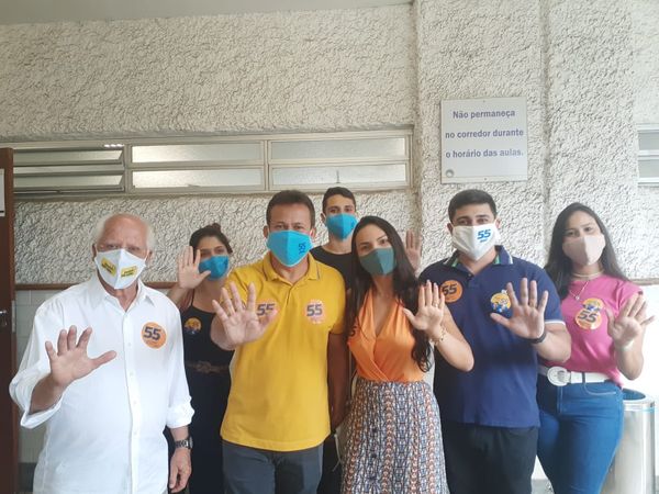 Neucimar Fraga (PSD) votou no final da manhã no bairro Boa Vista, após mudança do local da seção