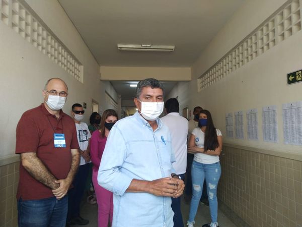 O candidato a prefeito do município da Serra, Sérgio Vidigal (PDT), votou na manhã deste domingo (15), na região de Grande Jacaraípe