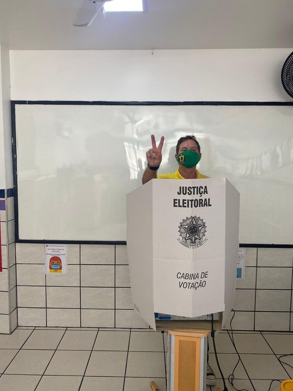 O candidato Amarildo Lovato (PSL) votou no final da manhã, na Praia da Costa, em Vila Velha por Divulgação