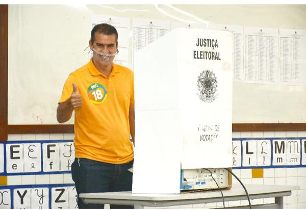 O candidato Fabio Duarte votou por volta de 11 horas no bairro Pitanga