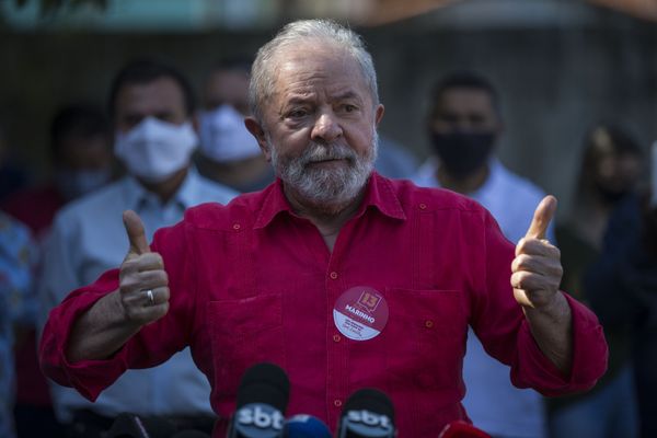 O ex-presidente Lula vota na Escola Estadual José Firmino Correia de Araújo, no Jardim Lavínia, em São Bernardo do Campo (SP)