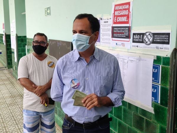 Prefeito e candidato à reeleição em Vila Velha, Max Filho (PSDB) votou em colégio do Centro