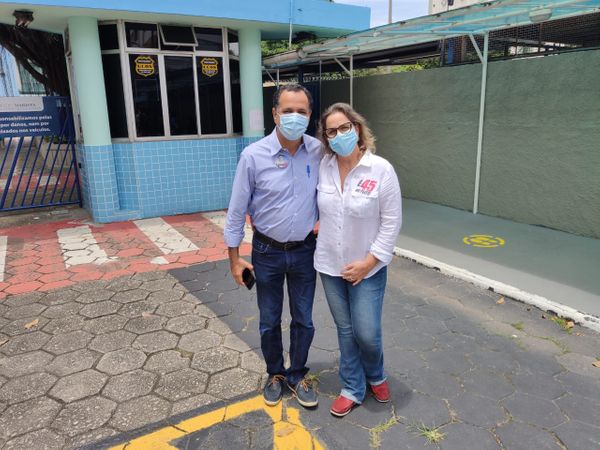 Prefeito e candidato à reeleição em Vila Velha, Max Filho (PSDB) votou em colégio do Centro