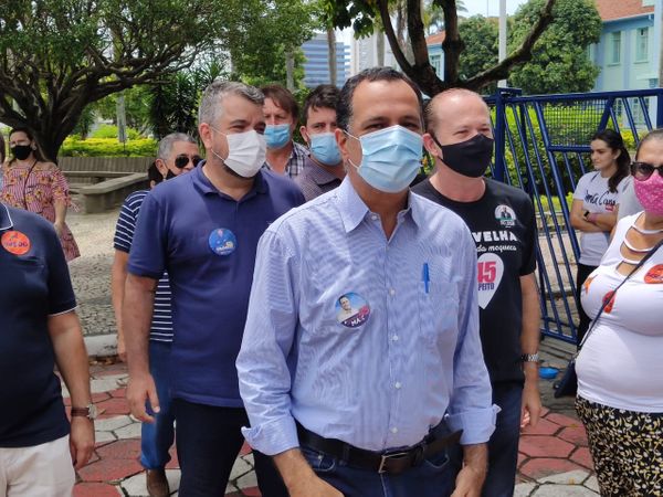 Prefeito e candidato à reeleição em Vila Velha, Max Filho (PSDB) votou em colégio do Centro