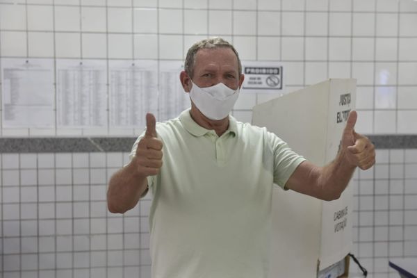 Ricardo Medeiros por Na disputa pela Prefeitura de Vitória, João Coser (PT) votou no bairro Itararé, na manhã deste domingo (15)