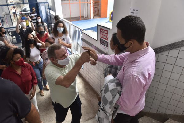 Na disputa pela Prefeitura de Vitória, João Coser (PT) votou no bairro Itararé, na manhã deste domingo (15) por Na disputa pela Prefeitura de Vitória, João Coser (PT) votou no bairro Itararé, na manhã deste domingo (15)