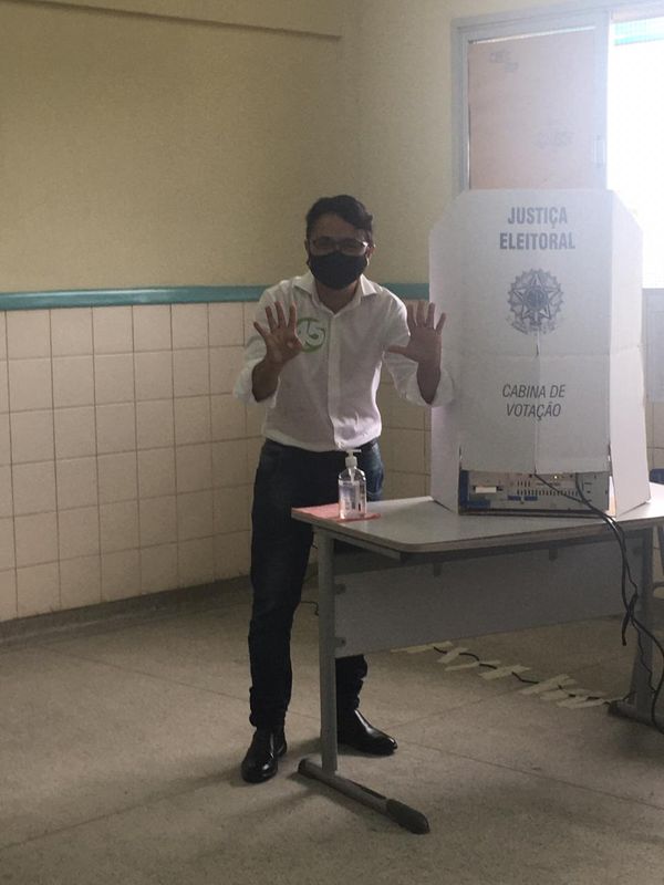 Segundo candidato mais bem colocado na disputa pela prefeitura da Serra, Vandinho Leite (PSDB) votou em escola de Serra Dourada I