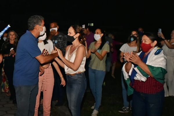 Sergio Vidigal com apoiadores após ter recebido o resultado de que participará do segundo turno das eleições. Pesquisas indicavam vitória no primeiro turno
