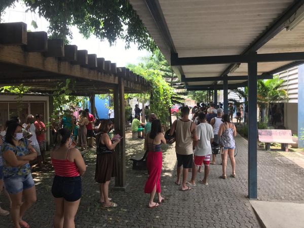 Voluntários da Justiça Eleitoral fecharam as portas da escola Senador João Calmon, em Praia das Gaivotas, Vila Velha, até que os locais de votação ficassem mais vazios. por Rafael Carelli