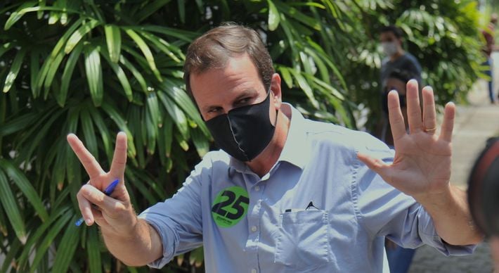 De acordo com os dados, Eduardo Paes segue liderando com folga a disputa do segundo turno no município