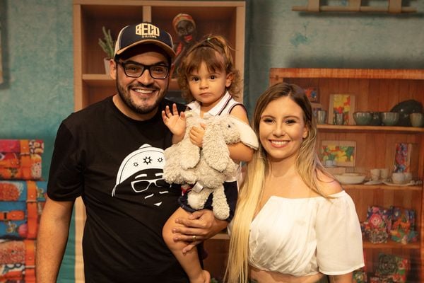 Matheus Ceará com a filha, Ivy, e a esposa Bianca Campos nos bastidores da peça "LaiveM Ele com Graça", no Teatro da Ufes por Vitor Zorzal/Divulgação
