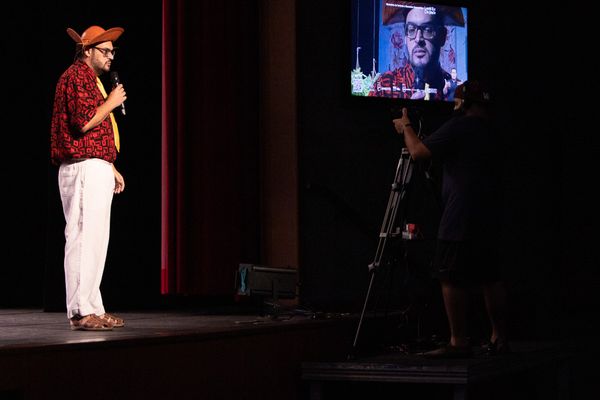 Matheus Ceará durante a transmissão do espetáculo "LaiveM Ele de Graça", direto do Teatro da Ufes, que bateu 2 milhões de espectadores por Vitor Zorzal/Divulgação