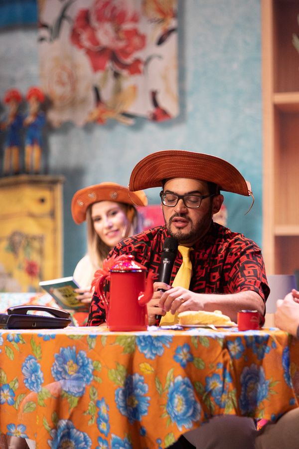 Matheus Ceará e a esposa Bianca Campos na peça "LaiveM Ele com Graça", no Teatro da Ufes por Vitor Zorzal/Divulgação